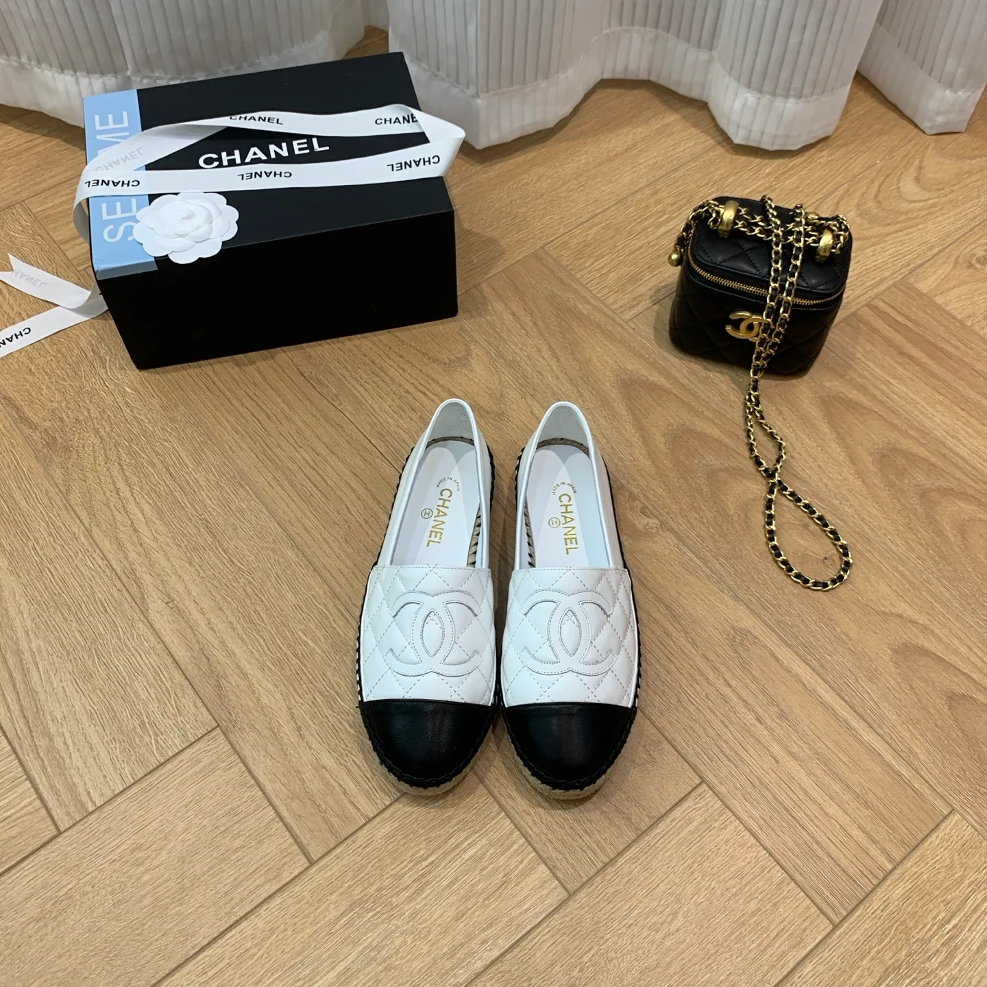👟👟Ex-factory price 480👟👟 👑New colors are coming ✌️The new version of Chanel fisherman shoes is coming❗️Delivered in a complete set of top-notch packaging. The quality of my fisherman shoes has not been introduced much, everyone who has tried it knows it! The original customized upper, and my outsole is the original translucent outsole, the opaque outsole is the wrong version, full set of authentic packaging ❗️ size: 35-40, running price